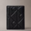 Cartera delgada plegable con doble compartimento y logotipo en relieve Cartera delgada plegable con doble compartimento y logotipo en relieve