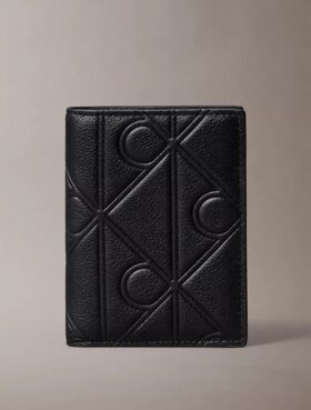 Cartera delgada plegable con doble compartimento y logotipo en relieve Cartera delgada plegable con doble compartimento y logotipo en relieve