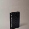 Cartera delgada plegable con doble compartimento y logotipo en relieve Cartera delgada plegable con doble compartimento y logotipo en relieve