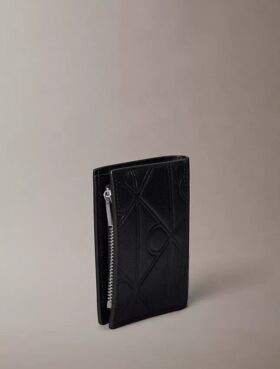 Cartera delgada plegable con doble compartimento y logotipo en relieve Cartera delgada plegable con doble compartimento y logotipo en relieve
