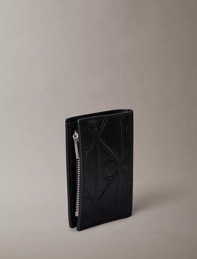 Cartera delgada plegable con doble compartimento y logotipo en relieve Cartera delgada plegable con doble compartimento y logotipo en relieve