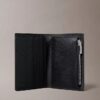 Cartera delgada plegable con doble compartimento y logotipo en relieve Cartera delgada plegable con doble compartimento y logotipo en relieve