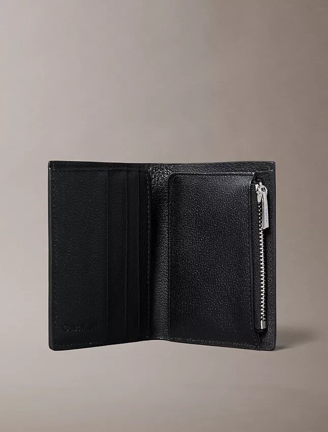 Cartera delgada plegable con doble compartimento y logotipo en relieve Cartera delgada plegable con doble compartimento y logotipo en relieve