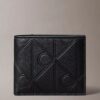 Cartera doble con emblema en relieve y compartimento para monedas