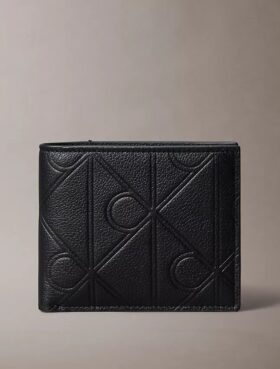 Cartera doble con emblema en relieve y compartimento para monedas Cartera doble con emblema en relieve y compartimento para monedas
