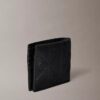 Cartera doble con emblema en relieve y compartimento para monedas
