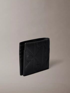 Cartera doble con emblema en relieve y compartimento para monedas Cartera doble con emblema en relieve y compartimento para monedas