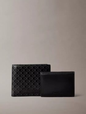 Cartera doble con emblema y tarjetero Cartera doble con emblema y tarjetero