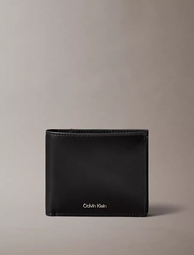 Cartera doble con logotipo en relieve y compartimento para monedas Cartera doble con logotipo en relieve y compartimento para monedas
