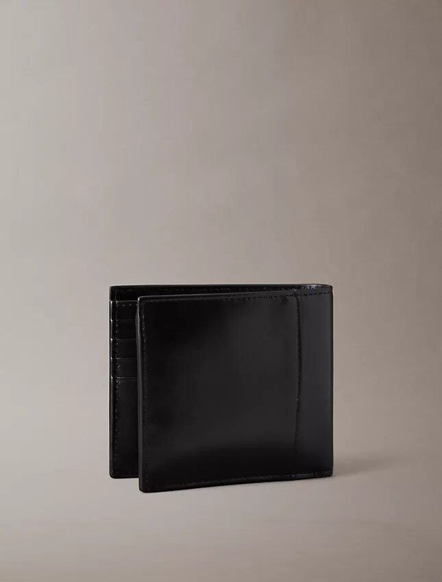 Cartera doble con logotipo en relieve y compartimento para monedas Cartera doble con logotipo en relieve y compartimento para monedas