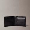Cartera doble con logotipo en relieve y compartimento para monedas Cartera doble con logotipo en relieve y compartimento para monedas