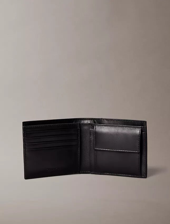 Cartera doble con logotipo en relieve y compartimento para monedas Cartera doble con logotipo en relieve y compartimento para monedas