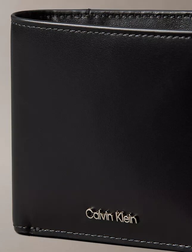 Cartera doble con logotipo en relieve y compartimento para monedas Cartera doble con logotipo en relieve y compartimento para monedas