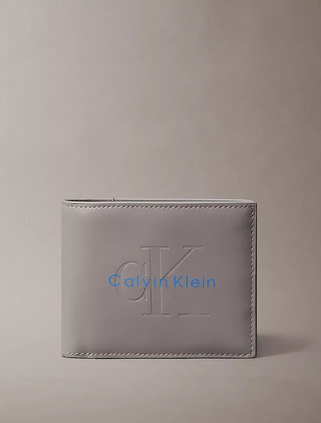 Cartera doble con monólogo en relieve y compartimento para monedas Cartera doble con monólogo en relieve y compartimento para monedas