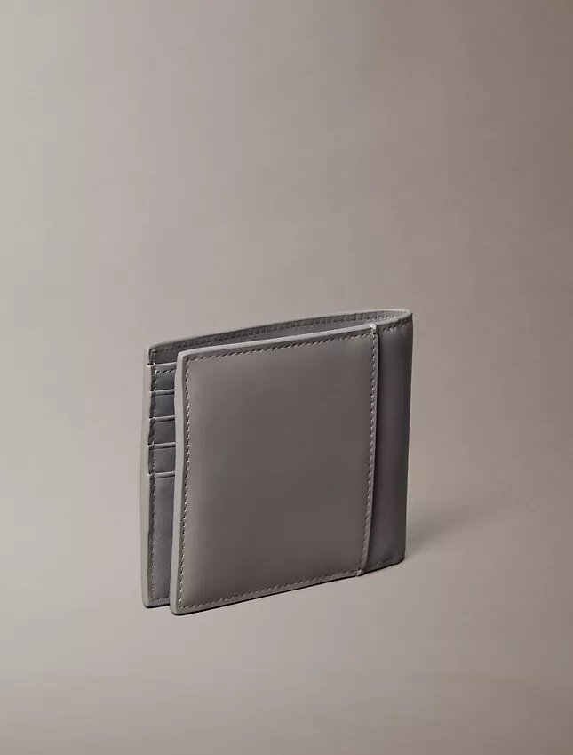 Cartera doble con monólogo en relieve y compartimento para monedas Cartera doble con monólogo en relieve y compartimento para monedas