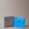 Cartera doble con monólogo en relieve y compartimento para monedas Cartera doble con monólogo en relieve y compartimento para monedas