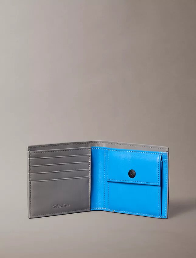 Cartera doble con monólogo en relieve y compartimento para monedas Cartera doble con monólogo en relieve y compartimento para monedas