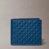 Cartera doble con Monogram en relieve en toda la superficie y bolsillo para monedas Cartera doble con Monogram en relieve en toda la superficie y bolsillo para monedas