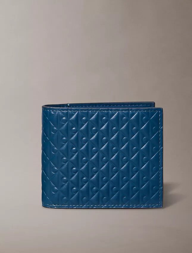 Cartera doble con Monogram en relieve en toda la superficie y bolsillo para monedas Cartera doble con Monogram en relieve en toda la superficie y bolsillo para monedas