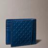 Cartera doble con Monogram en relieve en toda la superficie y bolsillo para monedas Cartera doble con Monogram en relieve en toda la superficie y bolsillo para monedas