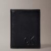 Cartera doble con monogram en relieve y compartimento para monedas Cartera doble con monogram en relieve y compartimento para monedas