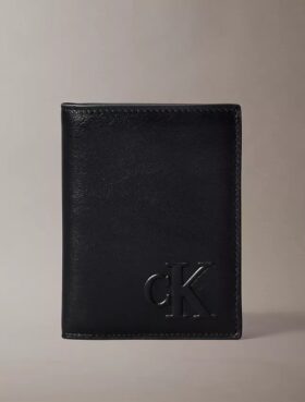 Cartera doble con monogram en relieve y compartimento para monedas Cartera doble con monogram en relieve y compartimento para monedas