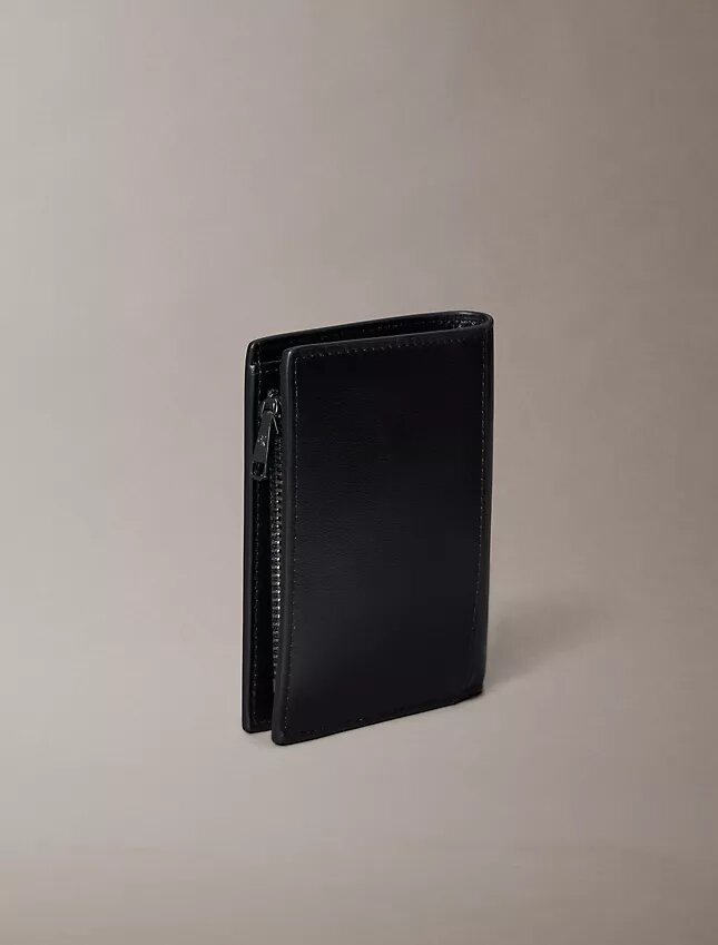 Cartera doble con monogram en relieve y compartimento para monedas Cartera doble con monogram en relieve y compartimento para monedas