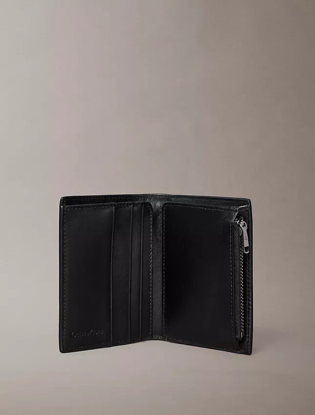Cartera doble con monogram en relieve y compartimento para monedas Cartera doble con monogram en relieve y compartimento para monedas