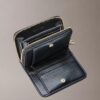 Cartera mediana de cuero con cremallera