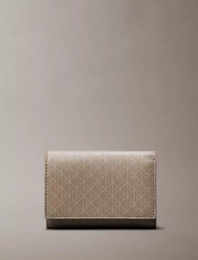 Cartera tríptica con logotipo en todo el diseño Cartera tríptica con logotipo en todo el diseño