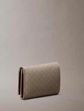 Cartera tríptica con logotipo en todo el diseño Cartera tríptica con logotipo en todo el diseño