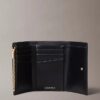 Cartera tríptica con logotipo en todo el diseño