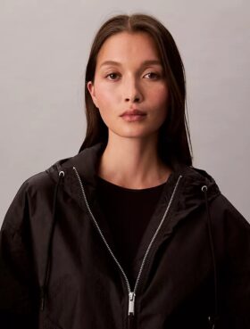 Chaqueta cortavientos con logotipo en jacquard Chaqueta cortavientos con logotipo en jacquard