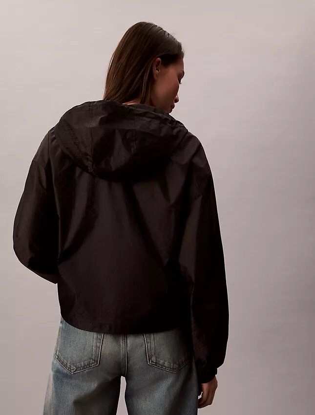 Chaqueta cortavientos con logotipo en jacquard Chaqueta cortavientos con logotipo en jacquard