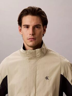 Chaqueta cortavientos ligera de nailon con bloques de color