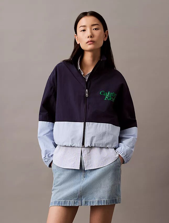 Chaqueta de nylon con cremallera y bloques de color Chaqueta de nylon con cremallera y bloques de color