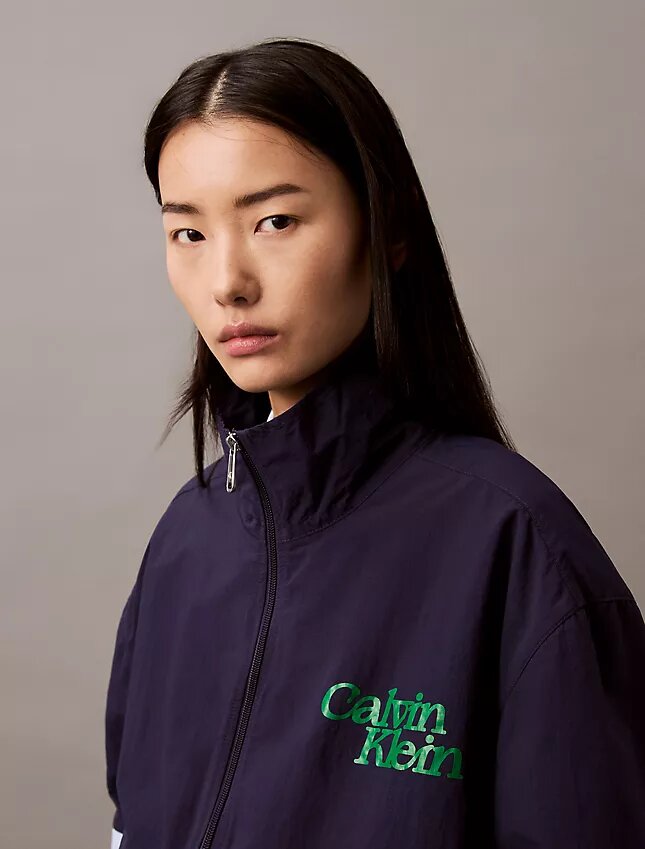 Chaqueta de nylon con cremallera y bloques de color Chaqueta de nylon con cremallera y bloques de color