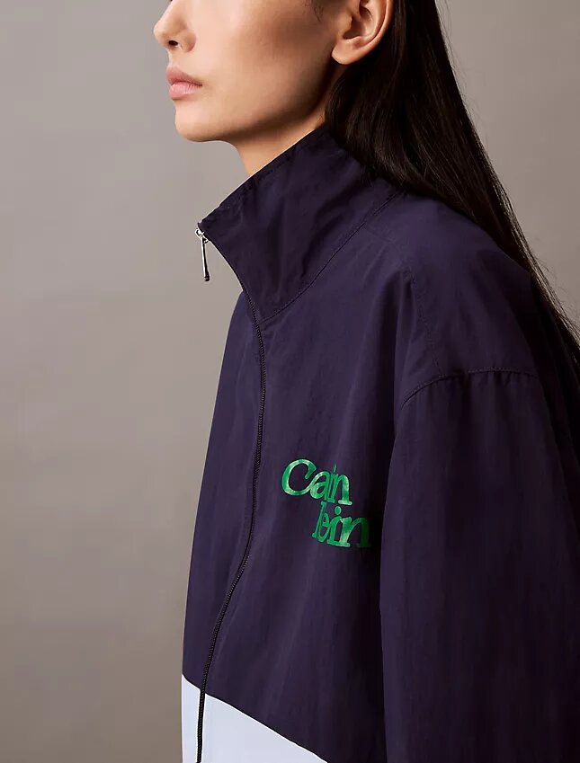 Chaqueta de nylon con cremallera y bloques de color Chaqueta de nylon con cremallera y bloques de color