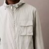 Chaqueta holgada con capucha de nailon