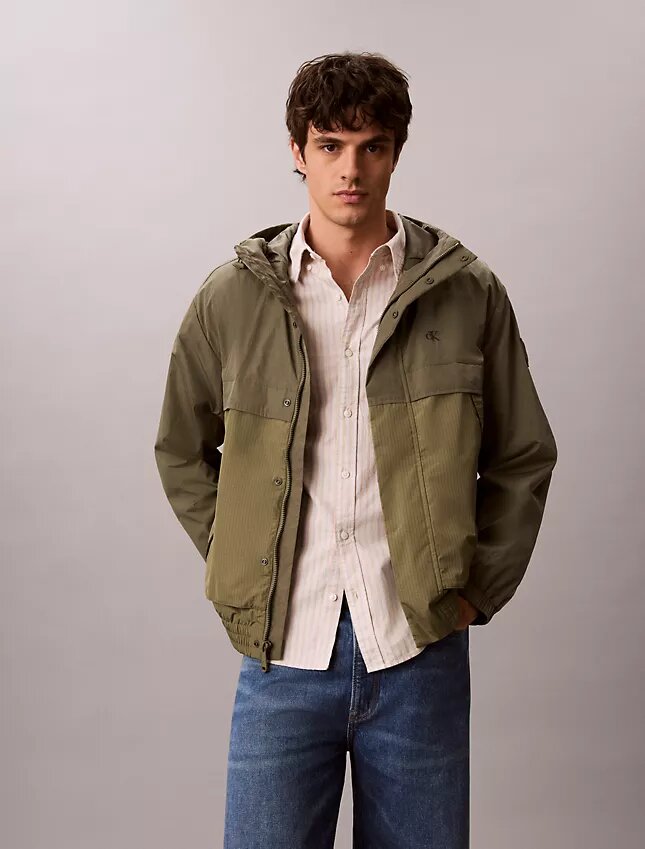 Chaqueta ligera de nailon y materiales mixtos Chaqueta ligera de nailon y materiales mixtos