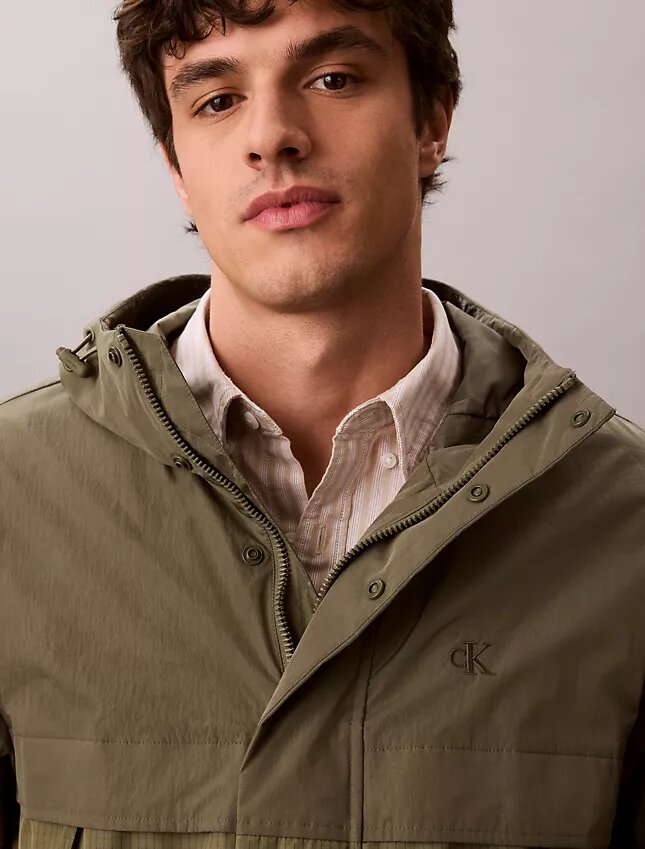 Chaqueta ligera de nailon y materiales mixtos Chaqueta ligera de nailon y materiales mixtos