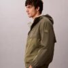 Chaqueta ligera de nailon y materiales mixtos Chaqueta ligera de nailon y materiales mixtos