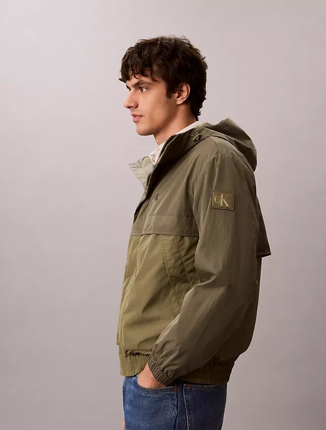 Chaqueta ligera de nailon y materiales mixtos Chaqueta ligera de nailon y materiales mixtos