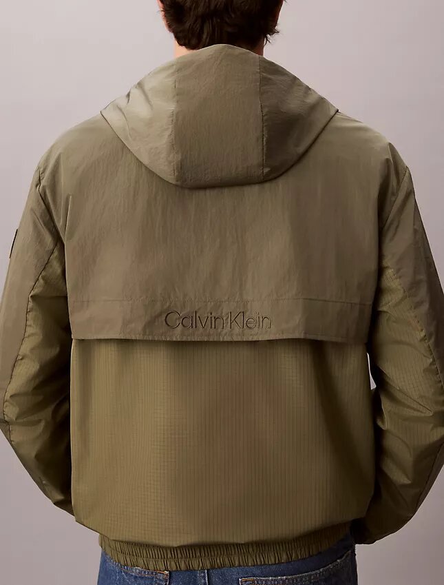 Chaqueta ligera de nailon y materiales mixtos Chaqueta ligera de nailon y materiales mixtos