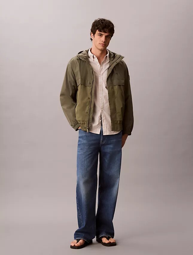 Chaqueta ligera de nailon y materiales mixtos Chaqueta ligera de nailon y materiales mixtos