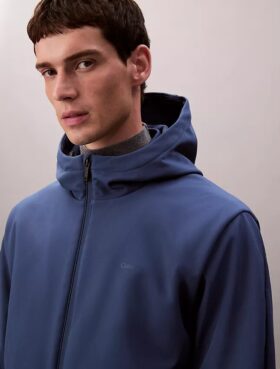 Chaqueta softshell con capucha y cremallera Chaqueta softshell con capucha y cremallera