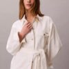 Chaqueta vaquera ajustada con cinturón