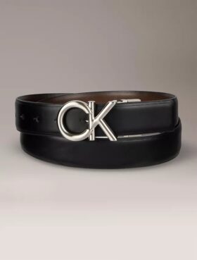 Cinturón de vestir reversible con placa con el logotipo de Ck Cinturón de vestir reversible con placa con el logotipo de Ck