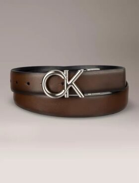 Cinturón de vestir reversible con placa con el logotipo de Ck Cinturón de vestir reversible con placa con el logotipo de Ck