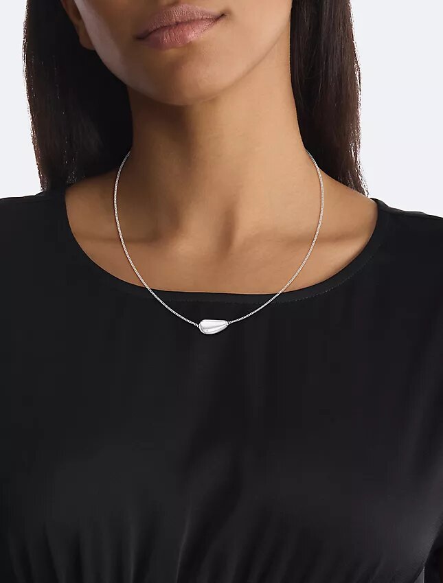 Collar con eslabones y colgante en forma de gota Collar con eslabones y colgante en forma de gota